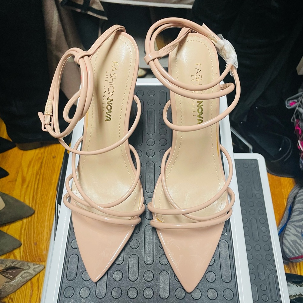NWOT-Beautiful Strappy Sandals-Mauve colored